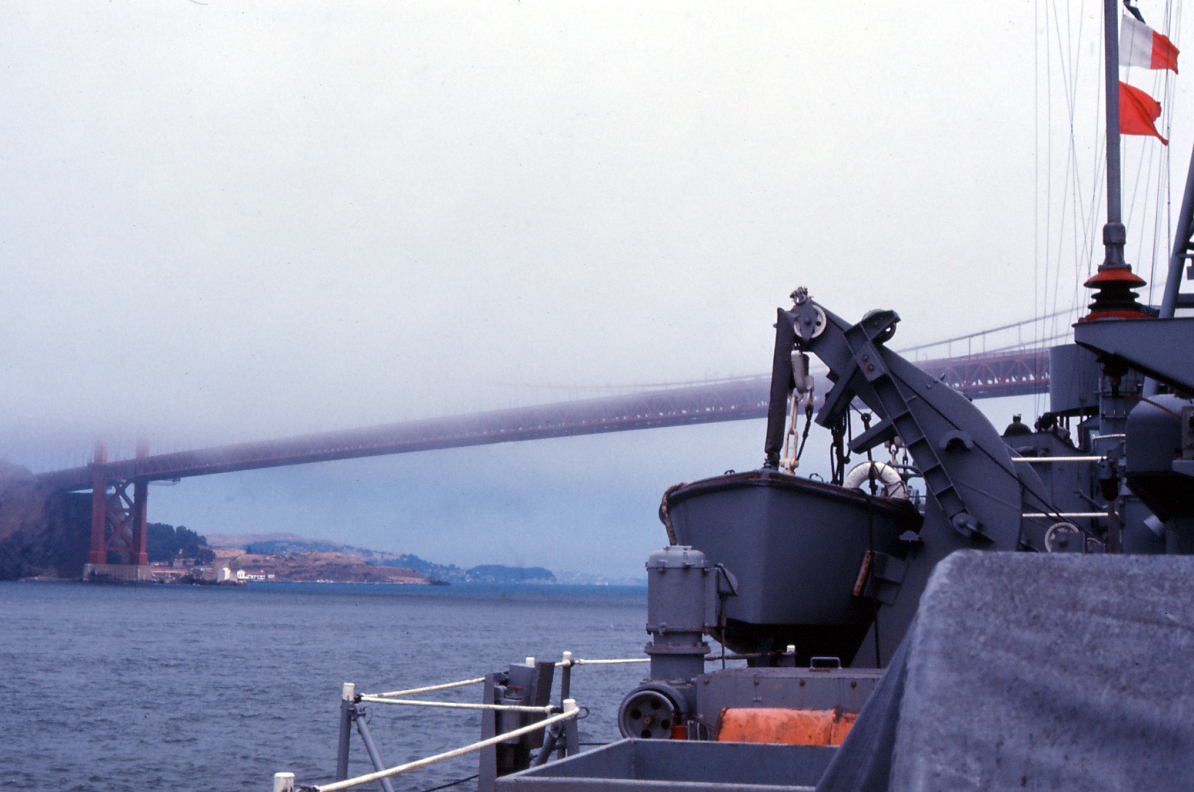 USS Mullinnix nears the Golden Gate Bridge